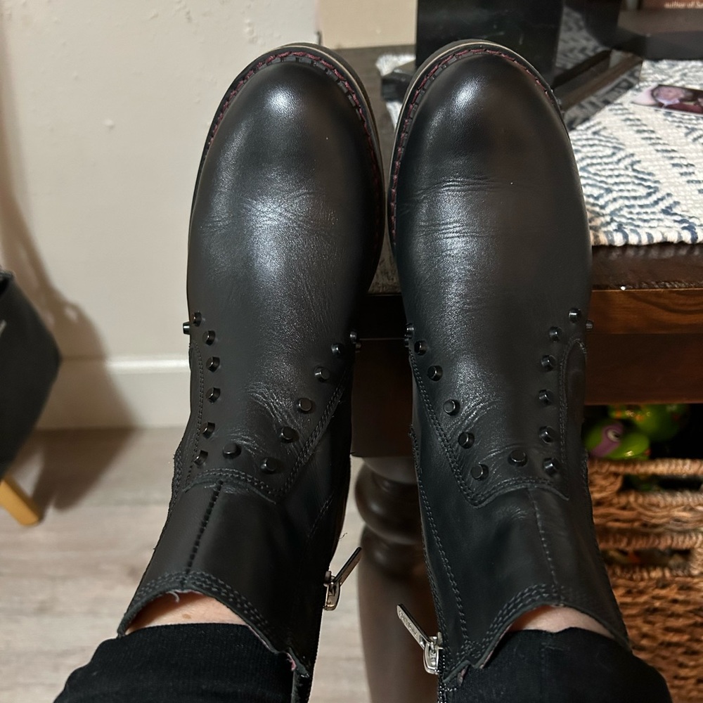 Almost new black ankle boots leather.